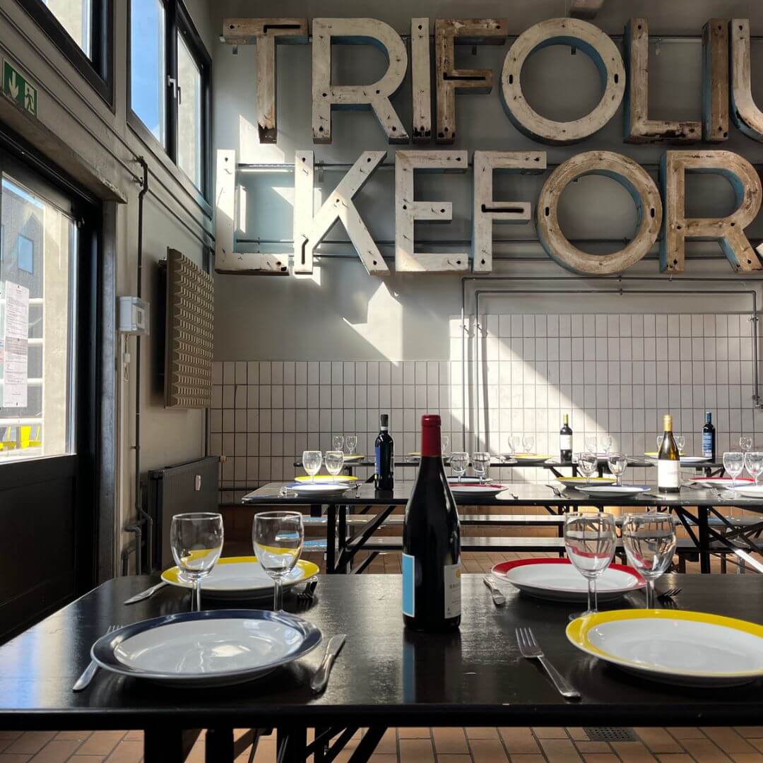 Billede af et mødelokale i værkstedet, hvor deltagerne diskuterer og udveksler ideer i en inspirerende atmosfære.